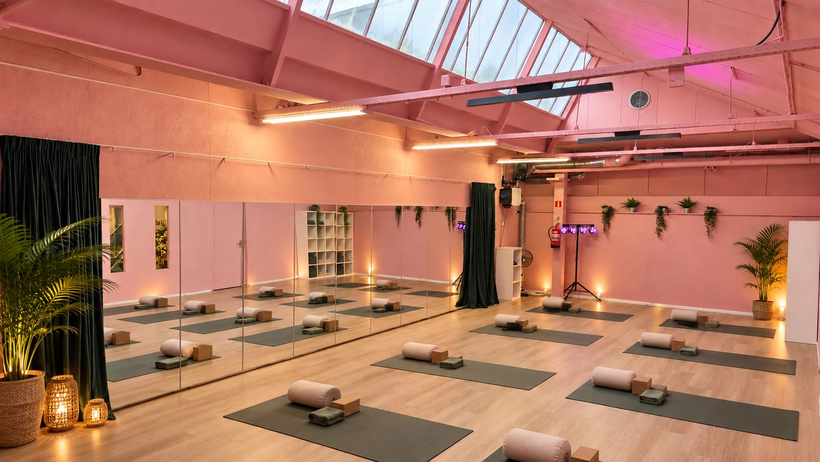 Kleine zaal in opstelling yoga